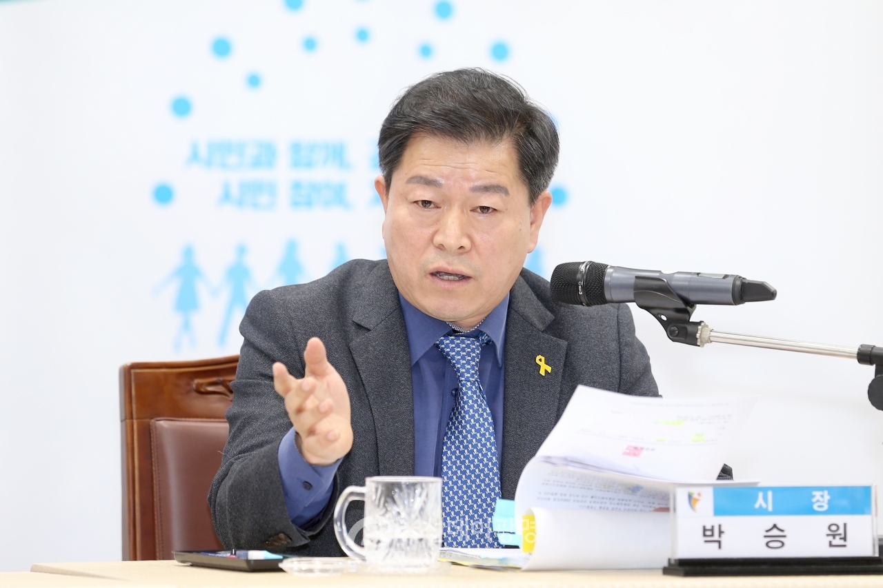 박승원 광명시장은 19일 오후 시청 중회의실에서 구로차량기지 광명 이전과 관련하여 국토부 관계자들과 만났다.