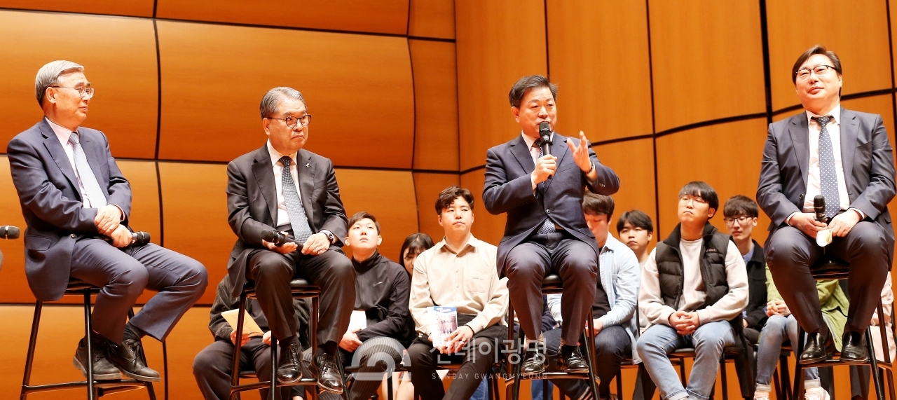 광명시는 22일 시민회관에서 희망을 잇다! 평화를 품다!’4.27 남북정상회담 1주년 기념 라이브 토크쇼를 개최했다