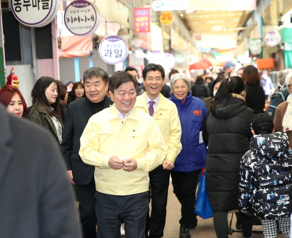 박승원 광명시장은 2월 19일 코로나19로 침체된 지역경제 활성화를 위해 새마을시장에서 물건을 구입했다