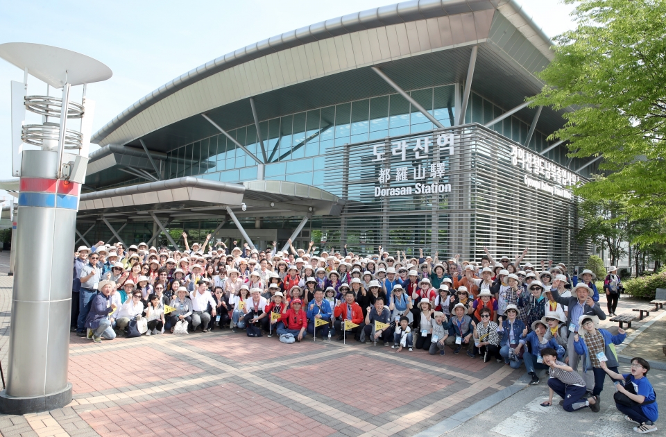 2019년 5월14일 열차여행에 참여한 시민들이 도라산역에서 기념촬영을 하고 있다
