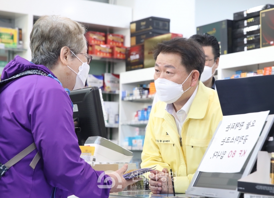 박승원 광명시장은 3월 24일 철산동에 위치한 약국을 방문해 마스크 판매로 어려움을 겪고 있는 약사를 격려하고 약국의 일손을 도와 직접 마스크를 판매했다