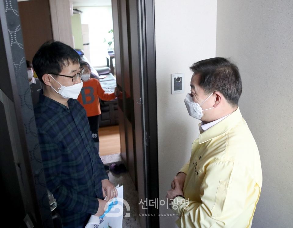박승원 광명시장은 3월 31일 오후 철산동 아파트 2곳을 찾아 책을 배달했다.