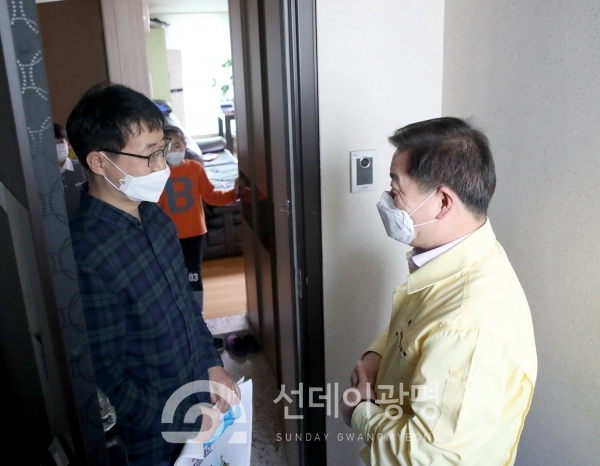 박승원 광명시장은 3월 31일 오후 철산동 아파트 2곳을 찾아 책을 배달했다.