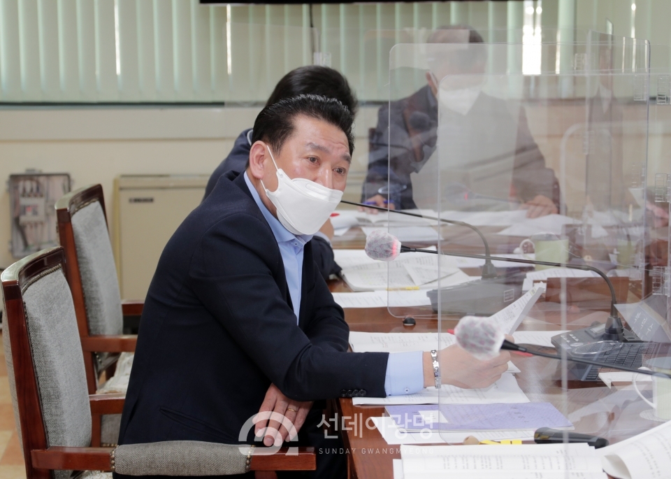 박덕수 시의원, “반려견 시민운동장 말고 안양천가라” 논란