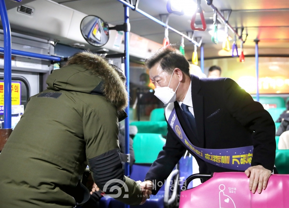박승원 광명시장은 1월 4일 버스틀 타고 시민에게 새해 인사를 전했다