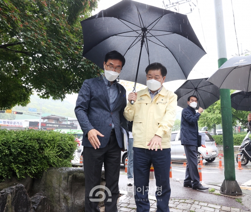 박승원 광명시장은 5월 4일 오후 비가 내리는 날씨에도 불구하고 하안1동, 하안2동 민원 현장을 방문해 시민 불편 사항을 점검했다.
