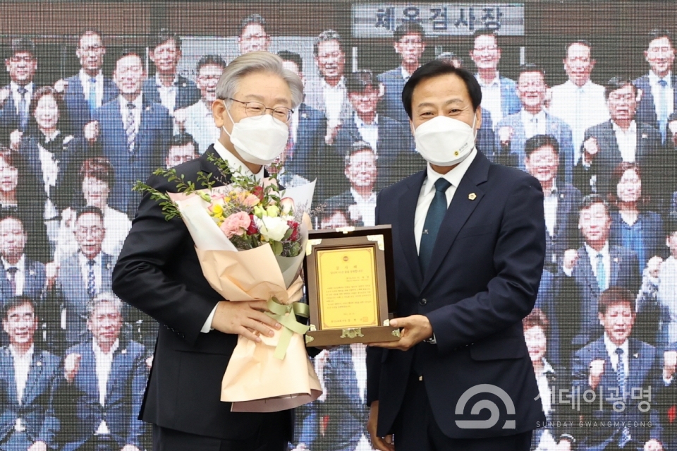 경기도의회(의장 장현국)는 25일 오후 3시 의회 1층 대회의실에서 ‘이재명 도지사 감사패 수여식’을 개최했다.