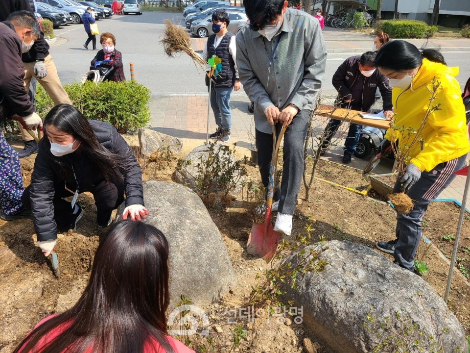 광명시립하안종합사회복지관, "꽃이 반기는 하안공감마을" 나무 심기 캠페인 진행