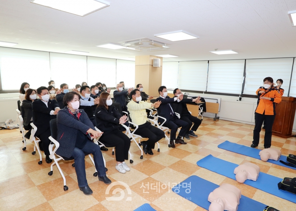 18일 광명시의회 운영위원회 회의실에서 열린 응급처치 역량 강화교육 모습(사진제공=광명시의회)