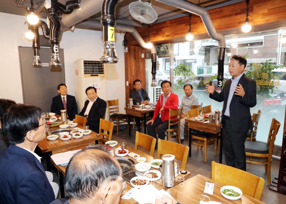시의회는 20일 오후 지역 내 인근 식당에서 전직 시의원들의 모임인 의정동우회와 간담회를 개최했다.