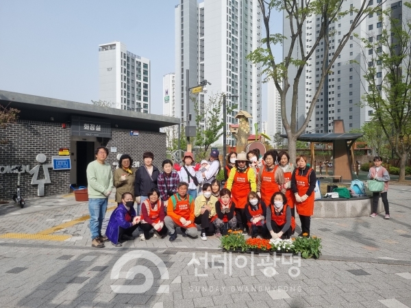 철산4동 주민자치회·통장협의회, 구도로 상가 일대 화사한 봄꽃으로 꾸며