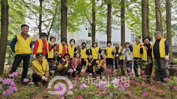 하안2동 주민자치회, 봄꽃 화단 조성하고 철망산근린공원 환경 정화 활동 펼쳐